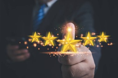 Müşteri hizmetleri değerlendirmesi ve tatmin konsepti. İş adamı, beş yıldızlı memnuniyet için akıllı telefon değerlendirmesi yapıyor. Reytingler, mükemmel popüler hizmete.