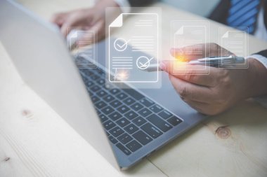 Elektronik imza, kağıtsız, teknoloji, elektronik ve yönetim kavramını imzala. Sanal ekranı ve belgesi çevrimiçi onay için dizüstü bilgisayarı kullanan bir işadamının eli.