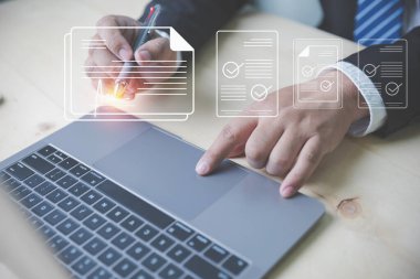 Takım elbiseli bir işadamı, fotokopi alanının olmadığı elektronik imzalı dijital belgeleri imzalamak için kalem kullanıyor. Kağıtsız, dijital belge, elektronik imza konsepti.