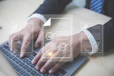 Sanal ekranı ve belgesi olan dizüstü bilgisayar kullanan bir iş adamının eli. Elektronik imza, kağıtsız, teknoloji, elektronik ve yönetim kavramını imzala.