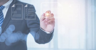 Teknoloji belgeleri imzalar, kağıtsız ofis, iş sözleşmesi konsepti imzalar. Kontrat belgeleri dijital ortamda. Teknoloji elektronik imza çevrimiçi belgeleri onayladı.