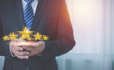 Bir iş adamı, akıllı telefon değerlendirmesini beş yıldızlı memnuniyet için kullanıyor. Popüler servisi değerlendiriyorum. Müşteri hizmetleri değerlendirmesi ve memnuniyet kavramı. 