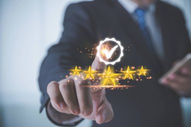 Popüler servisi değerlendiriyorum. Müşteri hizmetleri değerlendirmesi ve tatmin konsepti. Bir iş adamı, beş yıldızlı memnuniyet için akıllı telefon değerlendirmesi yapıyor..