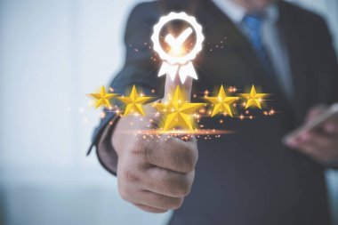 İş adamı, beş yıldızlı memnuniyet için akıllı telefon değerlendirmesi yapıyor. Reytingler, popüler hizmeti mükemmelleştiriyor. Müşteri hizmetleri değerlendirmesi ve memnuniyet kavramı.