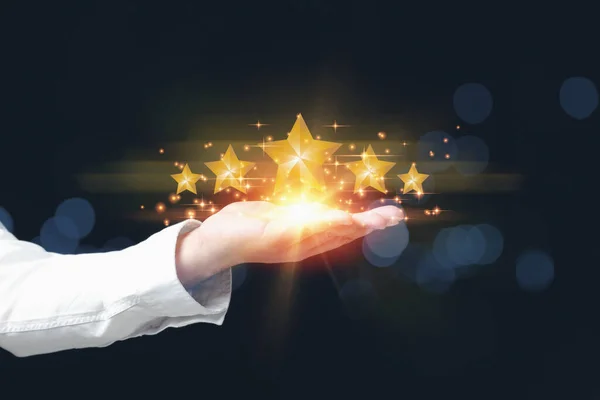 Beş yıldızın memnuniyetine geri bildirim yapan bir adamın eli. Fotokopi alanı ile popüler hizmeti mükemmelleştiriyorum. Müşteri hizmetleri değerlendirmesi ve memnuniyet kavramı.