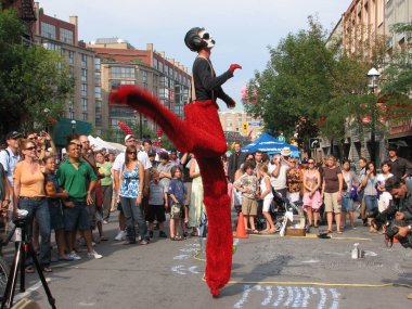 Sokak festivalinde sokak sanatçısı