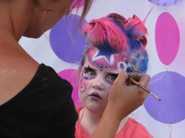 Menina Tem Uma Pintura Facial Festival Rua — Fotografia de Stock