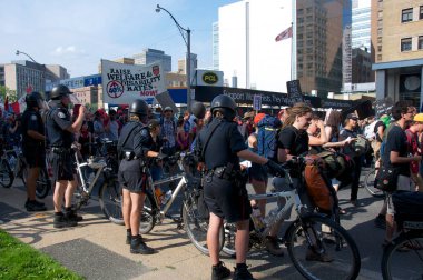 Toronto, Ontario, Kanada - 06 / 25 / 2010: Polis, G20 zirvesi öncesinde düzenlenen protestoda Üniversite Bulvarı boyunca yürüyen binlerce eylemciyi kontrol etmek için bisikletleri kullandı