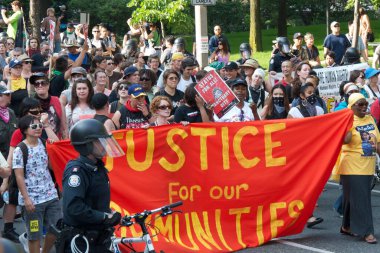 Toronto, Ontario, Kanada - 06 / 25 / 2010: Toronto 'da G-20 toplantısını protesto eden çok ırklı erkek ve kadın kalabalığı