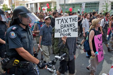 Toronto, Ontario, Kanada - 06 / 25 / 2010: Toronto 'da G-20 toplantısını protesto eden çok ırklı erkek ve kadın kalabalığı