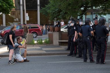 Toronto, Ontario, Kanada - 25 Haziran 2010: Rioter G20 zirvesi öncesinde ayaklanma politikalarıyla karşı karşıya