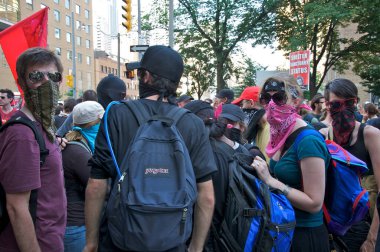 Toronto, Ontario, Kanada - 06 / 25 / 2010: G-20 'de yeniden kullanılabilir yüz maskesi takan gençler 