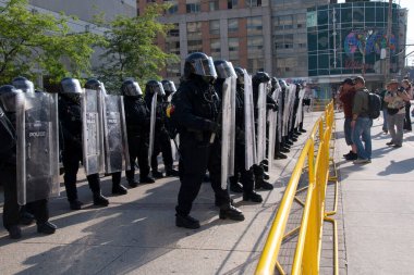 Toronto, Ontario, Kanada - 06 / 25 / 2010: Çevik Kuvvet, 25 Haziran 2010 'da Toronto, Kanada' da düzenlenen 52. Tümen 'de düzenlenen G20 Zirvesi' nde protestocuları sınırladı.