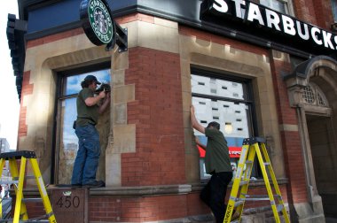 Toronto, Ontario, Kanada - 06 / 25 / 2010: G20 protestoları sırasında kahve dükkanında pencere kırıldı 