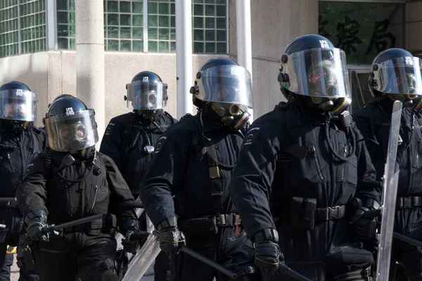 Toronto, Ontario, Kanada - 06 / 25 / 2010: G20 zirvesi öncesinde düzenlenen protestoda binlerce eylemciyi kontrol etmek için çevik kuvvet tam teçhizat yürüdü