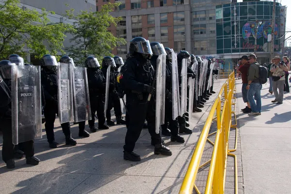 Toronto, Ontario, Kanada - 06 / 25 / 2010: Çevik Kuvvet, 25 Haziran 2010 'da Toronto, Kanada' da düzenlenen 52. Tümen 'de düzenlenen G20 Zirvesi' nde protestocuları sınırladı.