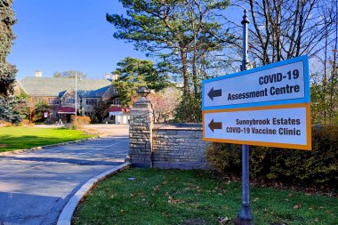 Toronto, Ontario, Kanada - 11 / 08 / 2021: Covid-19 Değerlendirme Merkezi 'nin yönünü göstermek için imza 