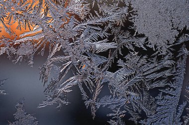 Soğuk bir kış gününde pencerenin üzerindeki buz deseni