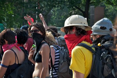 Toronto, Ontario, Kanada - 06 / 25 / 2010: Toronto 'da G-20 toplantısına karşı sokak gösterisinde maskeli çok ırklı erkek ve kadın kalabalığı