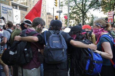 Toronto, Ontario, Kanada - 06 / 25 / 2010: G-20 'de yeniden kullanılabilir yüz maskesi takan gençler 