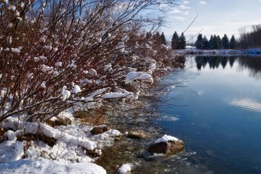 Kış mevsiminde kar yağdıktan sonra gölün manzarası.