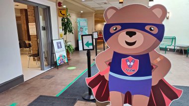 Covid-19 Aşı Kliniği 'nde karikatür ve poster karakteri. 