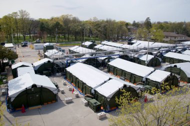 Toronto, Ontario, Kanada - 27 Nisan 2021: Sunnybrook 'un Gezici Sağlık Birimi' nin hava görüntüsü, COVID-19 salgını sırasında daha fazla hastaya izin veriyor.