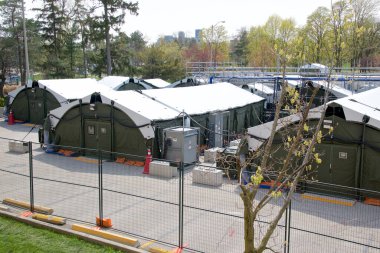 Toronto, Ontario, Kanada - 27 Nisan 2021: Çitin arkasındaki Sunnybrook Gezici Sağlık Birimi (MHU)