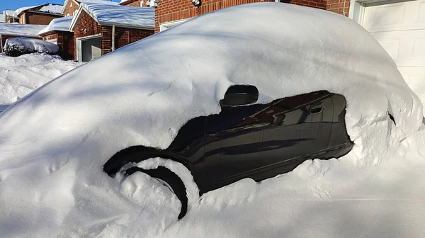 Kanada Kış Şehir Manzarası Otoparkta Kar Fırtınasında Karla Kaplı Araçlar — Stok fotoğraf