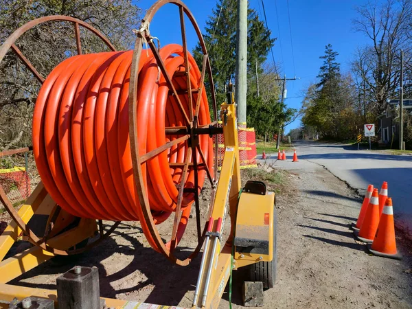 Şehirdeki Bir Yol Inşaatında Yüksek Hızlı Internete Bağlanan Turuncu Fiber — Stok fotoğraf