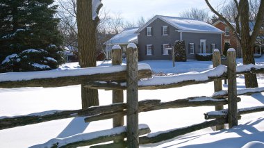 Kışın beyaz çitli, Toronto, Ontario, Kanada sömürge döneminden kalma bir ev..