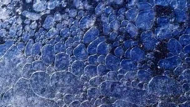 美しい自然の背景 気泡のある氷の表面の下で水の動きのマクロショット 自然の背景 スローモーション — ストック動画