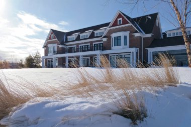 Toronto, Ontario / Kanada, 02 / 12 / 2022: Kış manzarasının dışında golf kulübü. Derin kar ve rüzgarlı. 