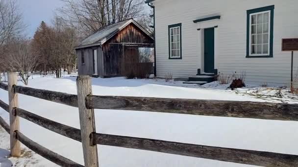 Kolonial Stil Hus Exteriör Med Trästolpe Och Järnväg Staket Vintern — Stockvideo