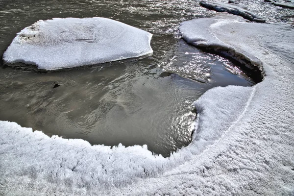 Nehir Kıyısındaki Buzun Detayları — Stok fotoğraf