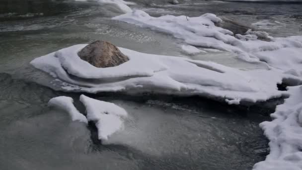 Movimiento Agua Helada Con Nieve Río Parque Nacional — Vídeo de stock