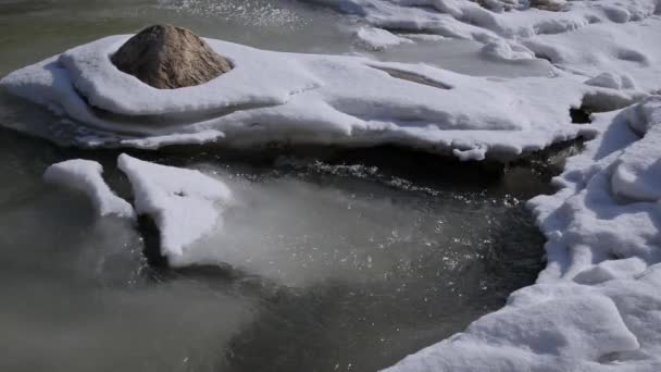 Sullo Sfondo Paesaggio Invernale Acqua Che Scorre Nel Fiume Ghiacciato — Video Stock