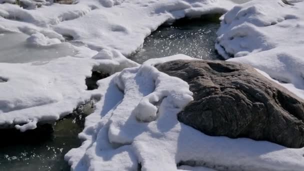 寒い冬の部分的に凍った川の水の流れ — ストック動画