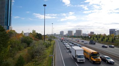 Sonbaharda renkli Don Valley Parkway trafiğinin yüksek açılı görüntüsü