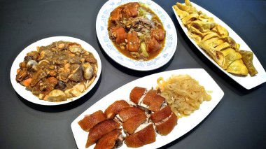 Çeşitli Çin yemekleri seti. Masada ünlü Çin yemekleri var. Üst Manzara. Çin restoranı konsepti. Asya tarzı ziyafet