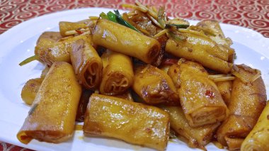 Yeşil soğan ve soslu buğulanmış pirinç eriştesi, Çin mutfağı..  