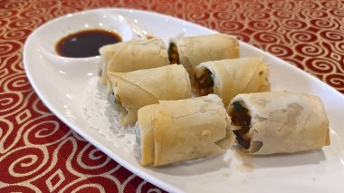 Beyaz tabakta kızarmış Çin böreği.