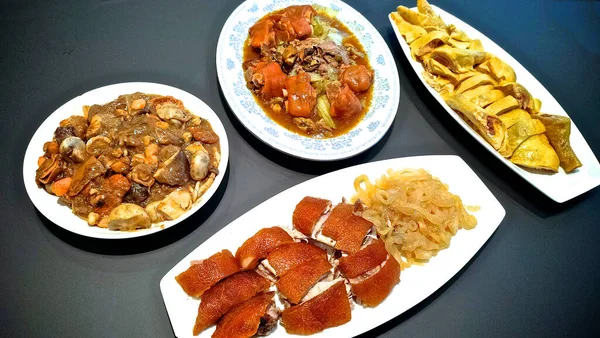 Çeşitli Çin yemekleri seti. Masada ünlü Çin yemekleri var. Üst Manzara. Çin restoranı konsepti. Asya tarzı ziyafet