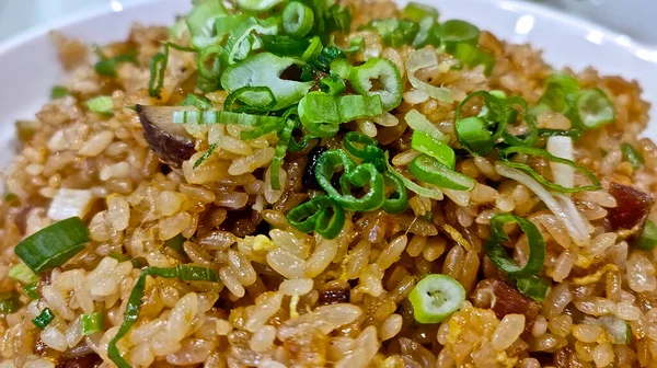 Çin pilavı, et ve yeşil soğanlı.