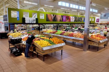 TORONTO, CANADA - 23 Haziran 2022: Toronto, Ontario, Kanada 'daki süpermarketi indirdi. Loblaws Kanada 'nın en büyük gıda dağıtım ve süpermarket zinciri..