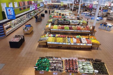 TORONTO, Kanada - 23 Haziran 2022: Süpermarketin kuş bakışı görüntüsü. Toronto, Ontario, Kanada 'daki süpermarketi düşürüyor. 