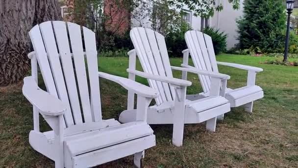Tourist Resort Ontario Canada Muskoka Chairs Front Yard — Stockvideo