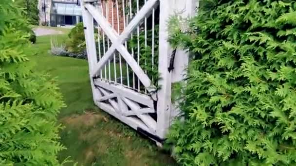 Walking Gate Backyard Garden — Vídeos de Stock