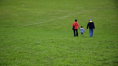 Toronto, Ontario / Kanada - 06 Mayıs 2022: Sağlıklı bir yaşam tarzı - kamu parkında yürüyüş