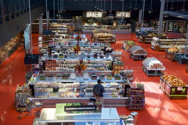 Kanada 'da soğuk yiyeceklerle süpermarketin yüksek açılı görüntüsü